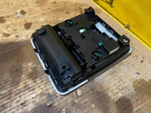 LAMPKA OŚWIETLENIE PODSUFITKI PRZÓD SOS TOYOTA RAV4 V