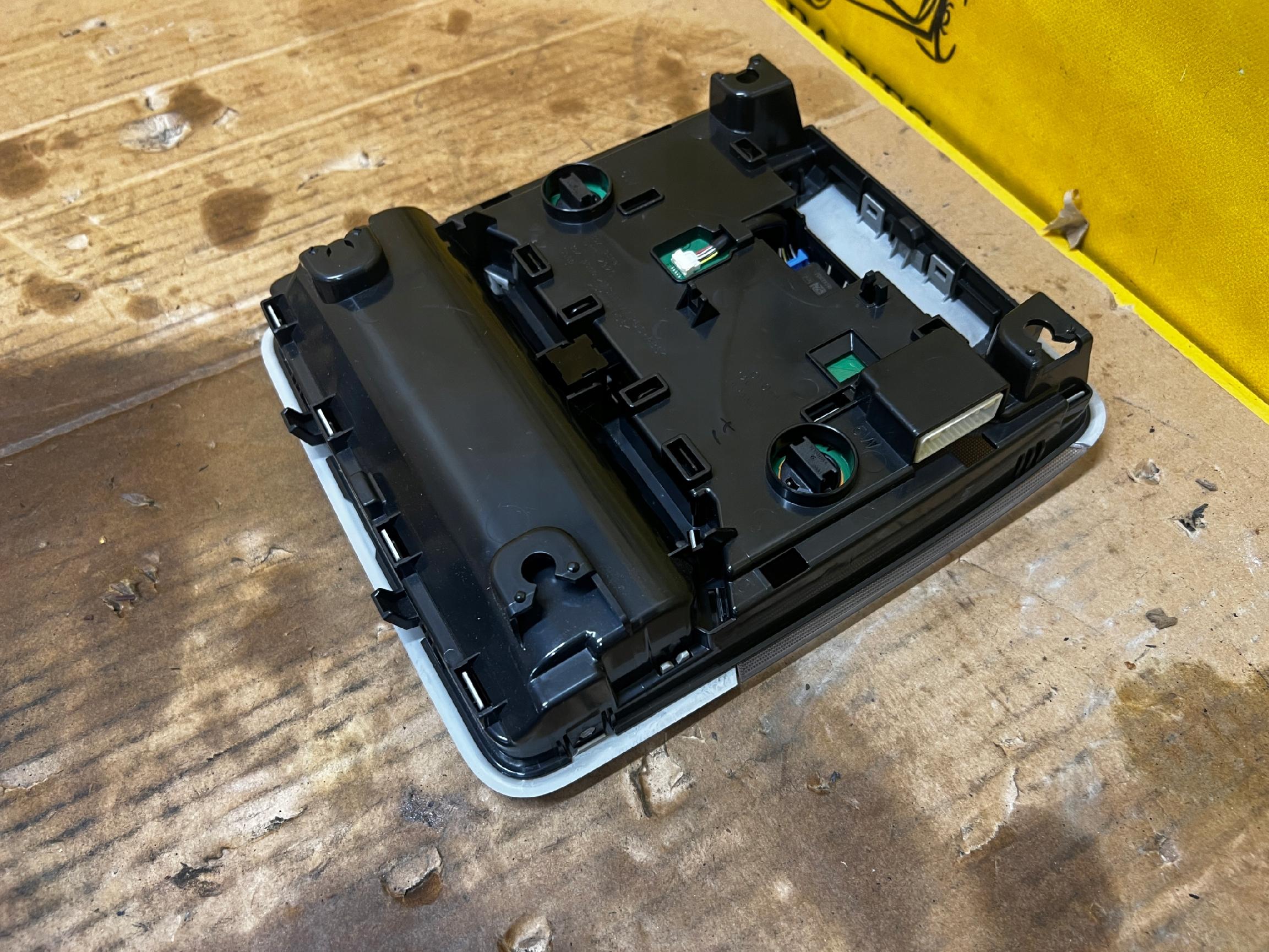 LAMPKA OŚWIETLENIE PODSUFITKI PRZÓD SOS TOYOTA RAV4 V