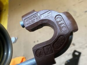 SPRĘŻYNA KLAPY TYŁ BAGAŻNIKA AUDI A8 D5