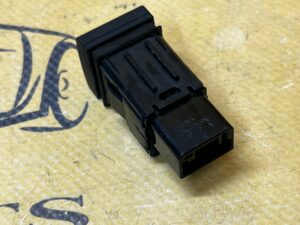 PRZYCISK PRZEŁĄCZNIK OTWIERANIA KLAPY TYŁ BAGAŻNIKA TOYOTA RAV4 V