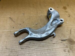 UCHWYT WIDELEC MOCOWANIE DOLNE AMORTYZATORA PRZÓD PRAWY AUDI A8 D5