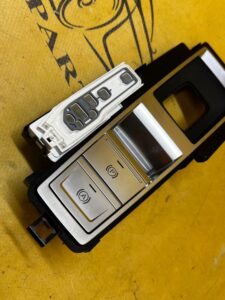 OSŁONA RAMKA DRĄŻKA ZMIANY BIEGÓW PRZYCISK HAMULCA RĘCZNEGO AUDI A8 D5 EU