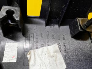 OSŁONA ZAWIASU KLAPY BAGAŻNIKA PRAWA FORD KUGA MK3 KOLOR GRANATOWY