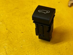 PRZYCISK PRZEŁĄCZNIK OTWIERANIA KLAPY TYŁ BAGAŻNIKA TOYOTA RAV4 V