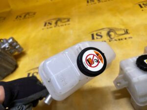 ZBIORNIK ZBIORNICZEK WYRÓWNAWCZY TOYOTA RAV4 V 2.5 HYBRID