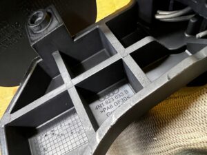 KPL UCHWYT RĄCZKA CIĘGNO LINKA OTWIERANIA MASKI POKRYWY SILNIKA AUDI A8 D5