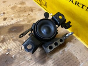 ŁAPA PODUSZKA WSPORNIK MOCOWANIE SILNIKA TOYOTA RAV4 V 2.5 HYBRID