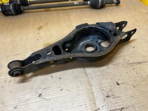 WAHACZ TYŁ TYLNY DOLNY POPRZECZNY LEWY TOYOTA RAV4 V