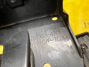 LISTWA OSŁONA NAKŁADKA PROGU NA BŁOTNIK PRZÓD LEWY TOYOTA RAV4 V