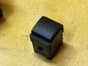 ZAŚLEPKA OSŁONA GUZIK PRZYCISKU PRZEŁĄCZNIKA TOYOTA RAV4 V