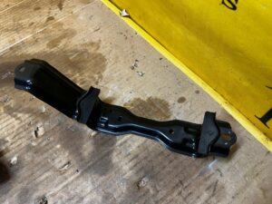 MOCOWANIE UCHWYT OBUDOWA AKUMULATORA TOYOTA RAV4 V