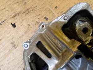 WSPORNIK PODUSZKA MOCOWANIE SILNIKA LEWA LEWY AUDI A8 D5 3.0 TFSI