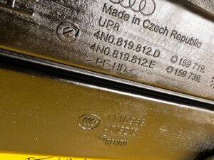 KANAŁ TUNEL DOLOT PRZEWÓD POWIETRZA ŚRODKOWY PRAWY AUDI A8 D5