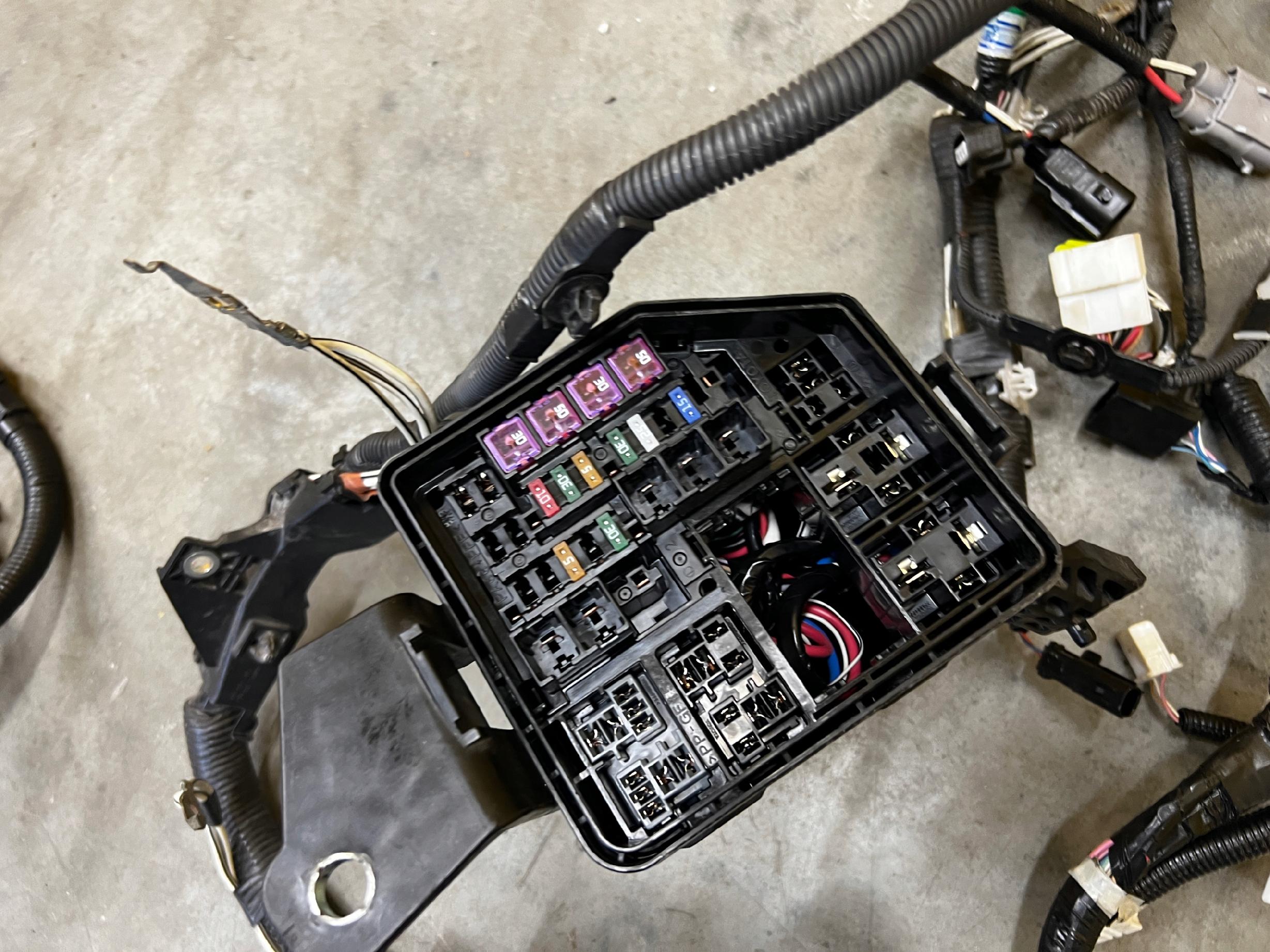 WIĄZKA INSTALACJA KOMORY SILNIKA TOYOTA RAV4 V 2.5 HYBRID