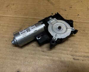 SILNIK SILNICZEK SZYBERDACHU PANORAMY AUDI A8 D5