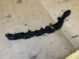 ŚLIZG MOCOWANIE WSPORNIK ZDERZAKA TYŁ LEWY TOYOTA RAV4 V