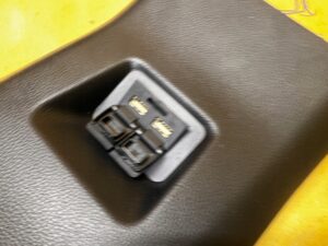 OSŁONA ZAŚLEPKA TUNELU KRATKA NAWIEWU TYLNA TYŁ PORT USB TOYOTA RAV4 V