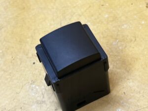 ZAŚLEPKA OSŁONA GUZIK PRZYCISKU PRZEŁĄCZNIKA TOYOTA RAV4 V