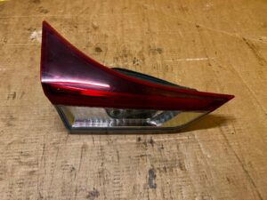 LAMPA TYŁ TYLNA LEWY LEWA W KLAPĘ LED TOYOTA AURIS II LIFT HB