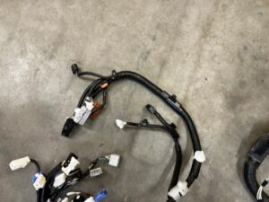 WIĄZKA INSTALACJA KOMORY SILNIKA TOYOTA RAV4 V 2.5 HYBRID