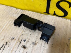 UCHWYT MOCOWANIE WZMACNIACZA ANTENOWEGO TYŁ LEWY AUDI A8 D5