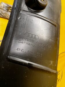 WYGŁUSZENIE USZCZELKA NAKŁADKA BŁOTNIKA PRZÓD LEWY LEWA AUDI A8 D5