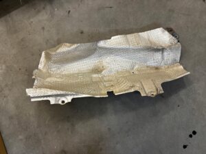 BLACHA OSŁONA TERMICZNA RURY WYDECHOWEJ TŁUMIKA TOYOTA RAV4 V 2.5 HYBRID