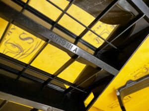 KRATKA WENTYLACYJNA DEKOMPRESYJNA TYŁ AUDI A8 D5