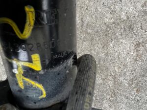 ZWROTNICA AMORTYZATOR MCPHERSON PRZÓD LEWY DACIA SANDERO III 1.0 SCE