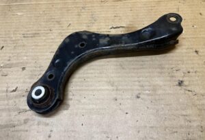 WAHACZ TYŁ TYLNY GÓRNY POPRZECZNY LEWY TOYOTA RAV4 V