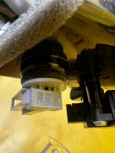 KANAŁ TUNEL DOLOT PRZEWÓD POWIETRZA DESKI KONSOLI PRZÓD PRAWY AUDI A8 D5