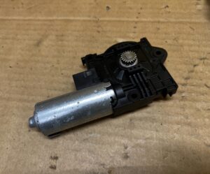 SILNIK SILNICZEK SZYBERDACHU PANORAMY AUDI A8 D5