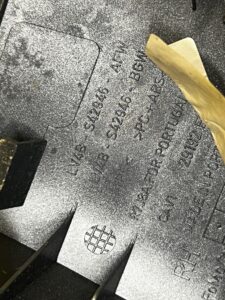 OSŁONA ZAWIASU KLAPY BAGAŻNIKA PRAWA FORD KUGA MK3 SOLAR SILVER SREBRNY