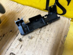 UCHWYT MOCOWANIE WZMACNIACZA ANTENOWEGO TYŁ LEWY AUDI A8 D5