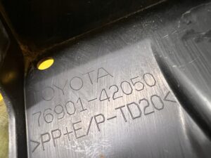 LISTWA OSŁONA NAKŁADKA PROGU NA BŁOTNIK PRZÓD PRAWY TOYOTA RAV4 V