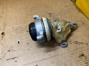 WSPORNIK PODUSZKA MOCOWANIE SKRZYNI BIEGÓW LEWA LEWY AUDI A8 D5 3.0 TFSI