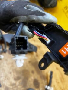 PRZEŁĄCZNIK PANEL SKRZYNI BIEGÓW HAMULCA RĘCZNEGO TOYOTA RAV4 V 2.5 HYBRID