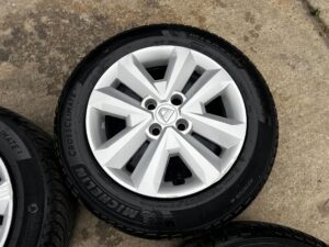 KOŁA FELGI STRUKTURALNE OPONY CAŁOROCZNE DACIA SANDERO III 3 185/65 R15