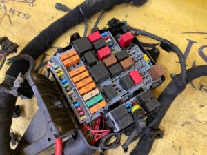 SKRZYNKA BEZPIECZNIKÓW WIĄZKA PRZÓD IVECO DAILY VI 2.3 LIFT