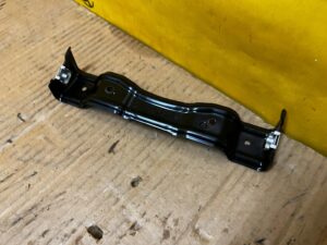 BLACHA UCHWYT WSPORNIK MOCOWANIE KONSOLI TUNELU ŚRODKOWEGO AUDI A8 D5