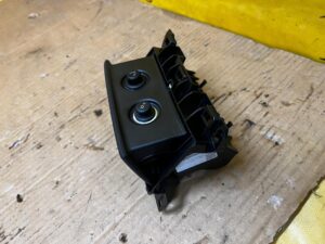 SCHOWEK TUNELU ŚRODKOWEGO TYŁ PODWÓJNE GNIAZDO ZAPALNICZKI AUDI A8 D5