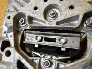 ŁAPA PODUSZKA WSPORNIK MOCOWANIE SKRZYNI BIEGÓW AUDI A8 D5 3.0 TFSI