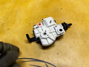 SIŁOWNIK KLAPKI WLEWU PALIWA TOYOTA RAV4 V