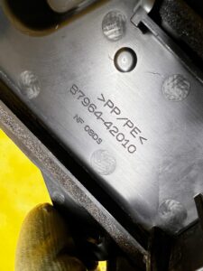 OSŁONA PLASTIK ZAŚLEPKA ŚRUB LUSTERKA DRZWI PRZÓD LEWY TOYOTA RAV4 V