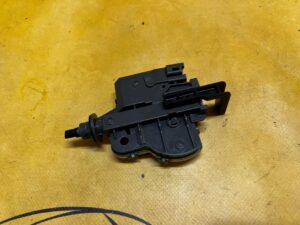 SIŁOWNIK KLAPKI WLEWU PALIWA TOYOTA RAV4 V