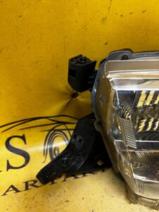 LAMPA REFLEKTOR PRZÓD PRZEDNIA LEWY LEWA TOYOTA HILUX VIII 2020