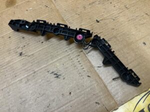 ŚLIZG MOCOWANIE WSPORNIK ZDERZAKA TYŁ LEWY TOYOTA RAV4 V