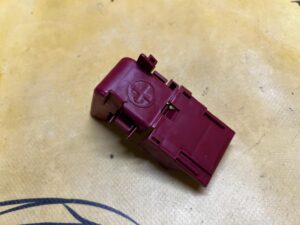 KLEMA PLUS PLUSOWA OSŁONA KLEMY PLUSOWEJ TOYOTA RAV4 V 2.5 HYBRID