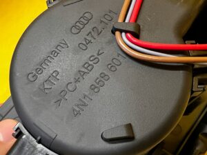 UCHWYT SCHOWEK NA KUBKI CUPHOLDER TUNELU ŚRODKOWEGO PIANO BLACK AUDI A8 D5