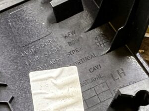 OSŁONA ZAWIASU KLAPY BAGAŻNIKA LEWA FORD KUGA MK3 KOLOR GRANATOWY